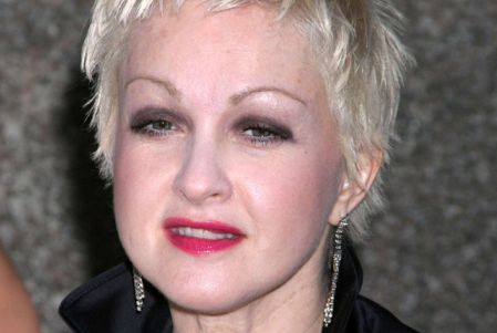 Cyndi Lauper unterstützt den M.A.C AIDS Fund