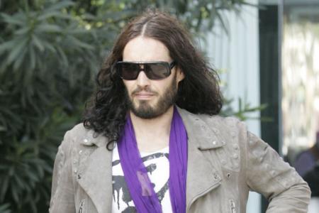 Russell Brand stellt sich der Polizei