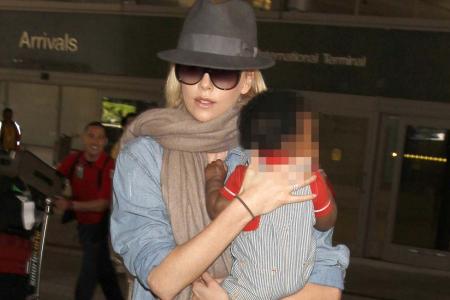 Charlize Theron liebt Windelnwechseln