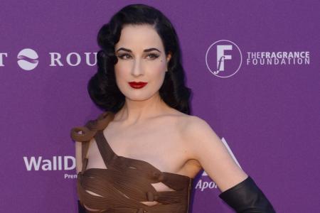 Dita Von Teese braucht frische Blumen im Bad