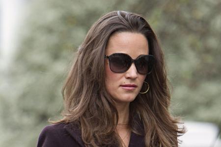 Pippa Middleton nach Karl Lagerfelds Spitze am Boden