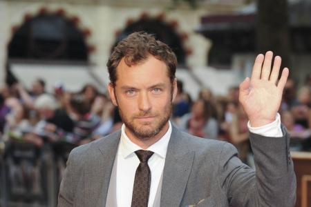 Jude Law hat eine Neue