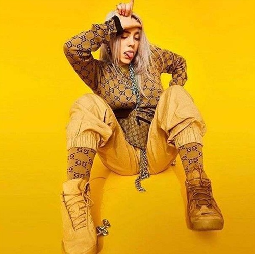 Billie Eilish: All-Over-Logo-Print ja oder nein?